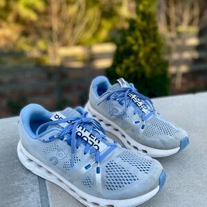 On Running Light Blue and White Cloud Surfers Women’s 10.5
